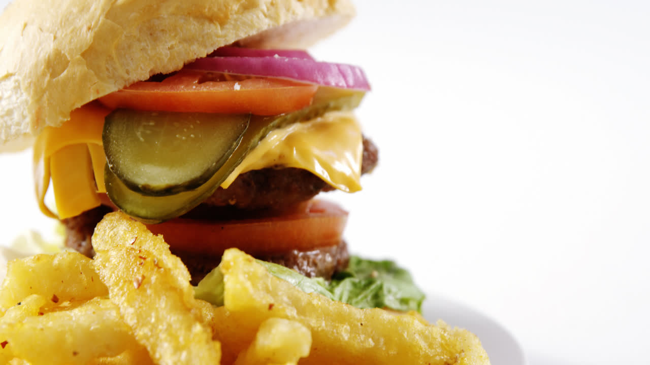 hamburguesa y papas fritas en la mesa