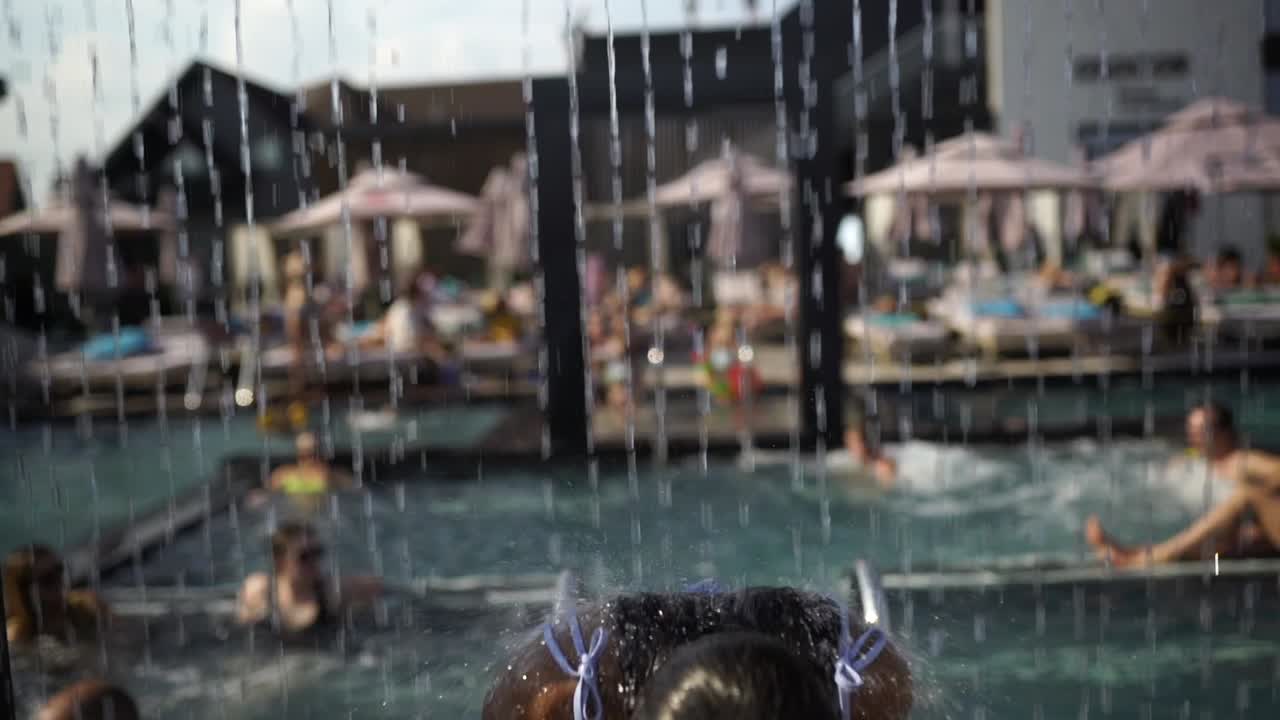 수영장 파티에서 재미를 느끼는 여자