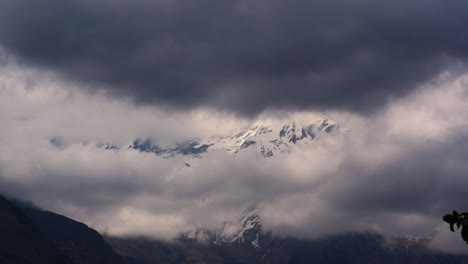 Montaña-Y-Su-Belleza-En-Un-Día-Nublado-En-Nepal,-Sagarmatha