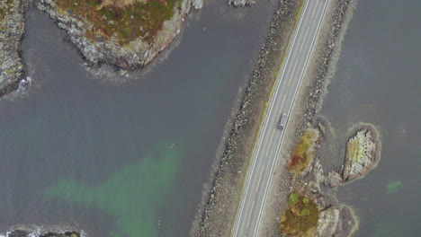 Vista-De-Pájaro-De-Los-Automóviles-Que-Circulan-Por-El-Puente-Storeeisund-En-La-Carretera-Del-Océano-Atlántico,-Noruega