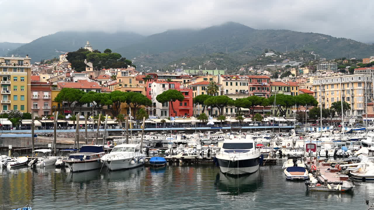 Barche e yacht al porto della città di Sanremo, Italia