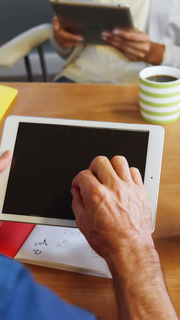 ejecutivos de negocios que usan tabletas digitales