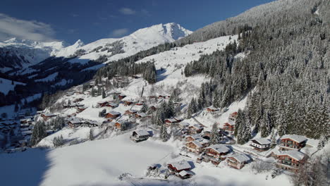 Vista-Aérea-Panorámica-De-La-Ciudad-De-Langau-En-El-Distrito-De-Horn,-Baja-Austria-Durante-La-Temporada-De-Invierno