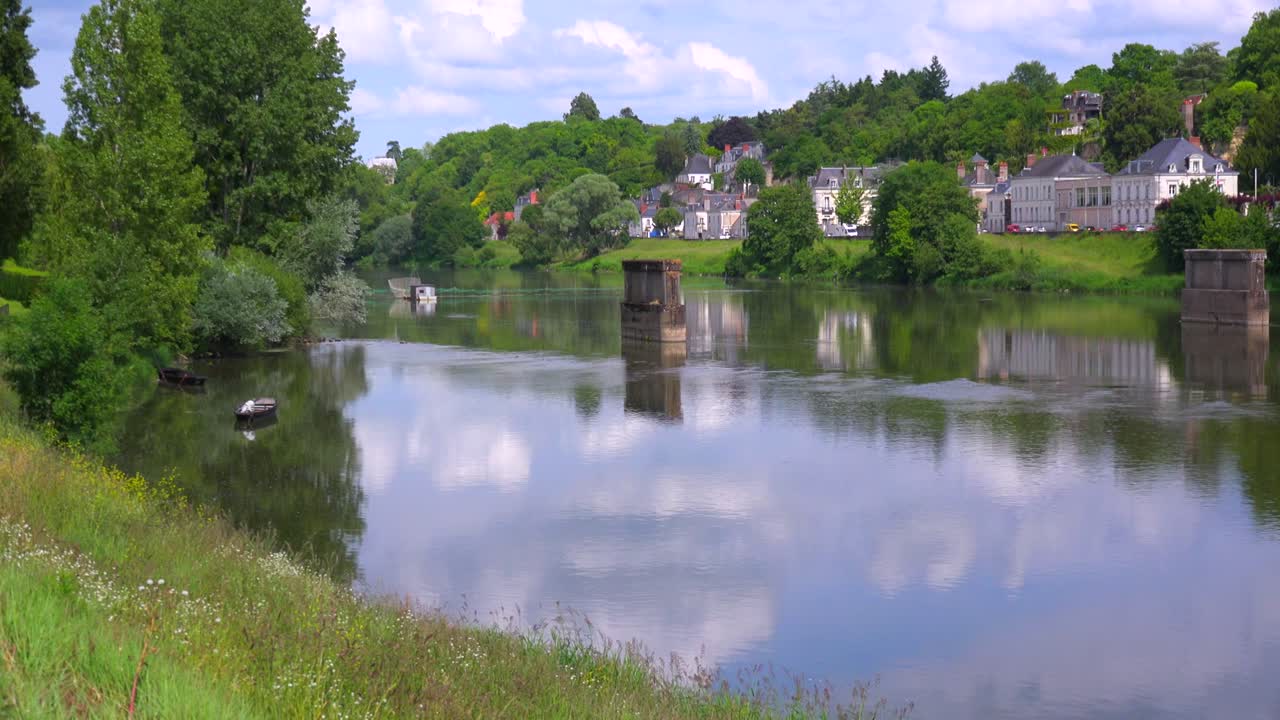 Il fiume Loira scorre attraverso la campagna francese