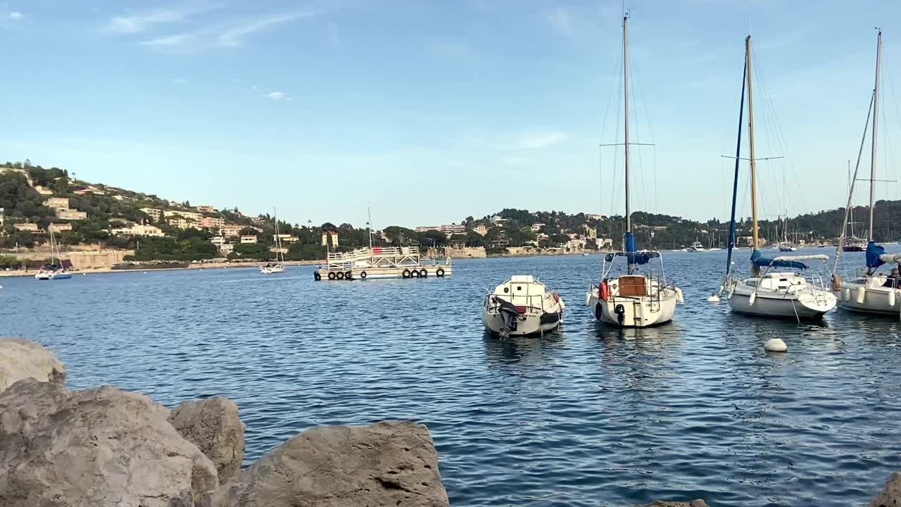 panorama del puerto de villefranche-sur-mer con yates flotando en la riviera francesa, francia