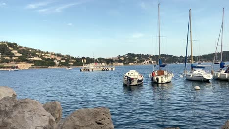 Panorama-Del-Puerto-De-Villefranche-sur-mer-Con-Yates-Flotando-En-La-Riviera-Francesa,-Francia