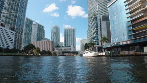 Stadtansicht-Von-Miami-Aus-Der-Wasserperspektive-Mit-Yachten,-Die-Entlang-Der-Küstenwasserstraße-Angedockt-Sind