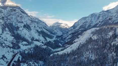 Motivational-drone-shot-of-a-large-mountain-framed-by-two-cliffsides