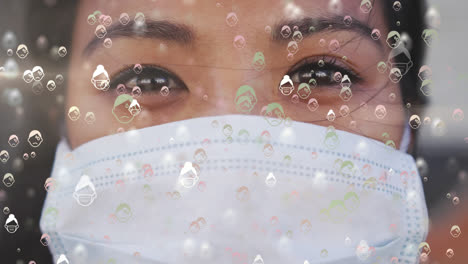animación de personas iconas con máscaras faciales, moviéndose sobre mujer con máscara facial en la calle de la ciudad