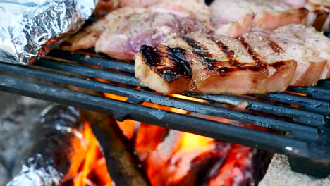 Fiesta-De-Barbacoa-Coreana-A-La-Parrilla-Afuera-Durante-El-Campamento-En-Un-Viejo-Set-De-Barbacoa-Cocinar-Panceta-De-Cerdo-Coreana-En-Una-Parrilla-De-Barbacoa-Afuera-Para-Acampar