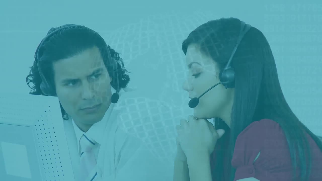 animación del procesamiento de datos sobre personas de negocios que usan auriculares