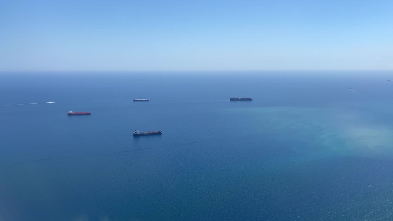 바르셀로나 항구 에 있는 지중해 연안 에 있는 화물선 들 의 공중 사진