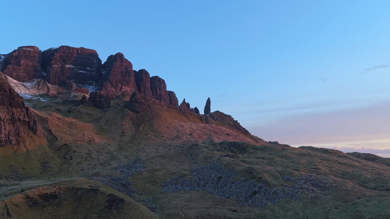 The Old Man of Storr på Isle of Skye vid soluppgången i Skottland