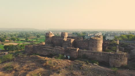 toma aérea de drones de un fuerte indio de la dinastía gurjar en gwalior, madhya pradesh