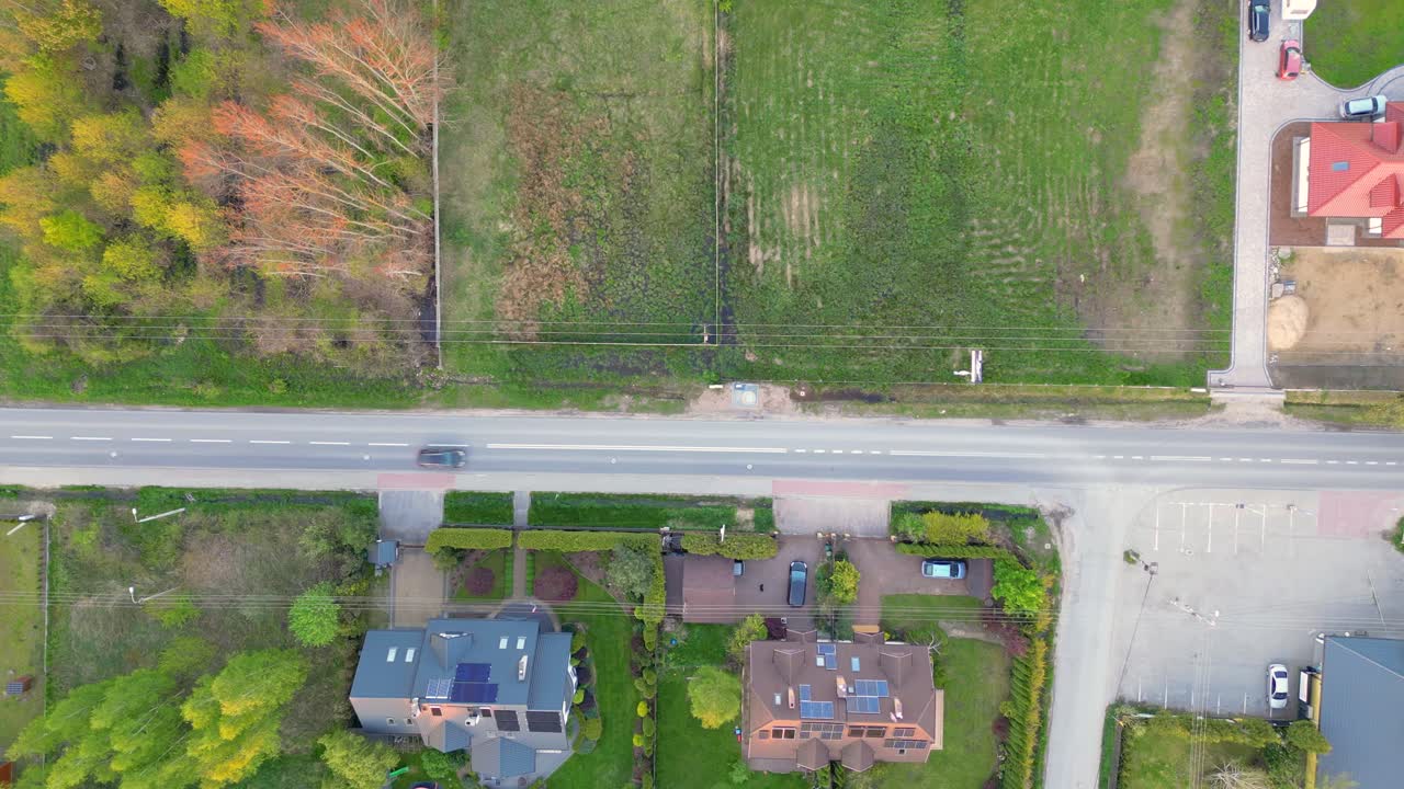 작은 마을의 주요 거리에 있는 교통을 가로지르는 공중 직행 비행