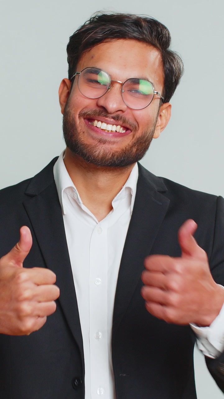 L'uomo d'affari alza il pollice concorda o dà una risposta positiva raccomanda la pubblicità piace buona idea