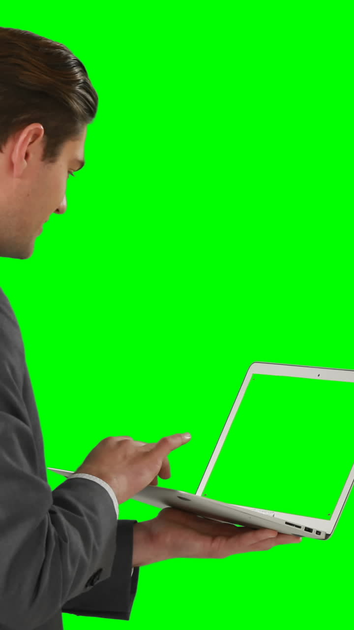 hombre de negocios usando laptop