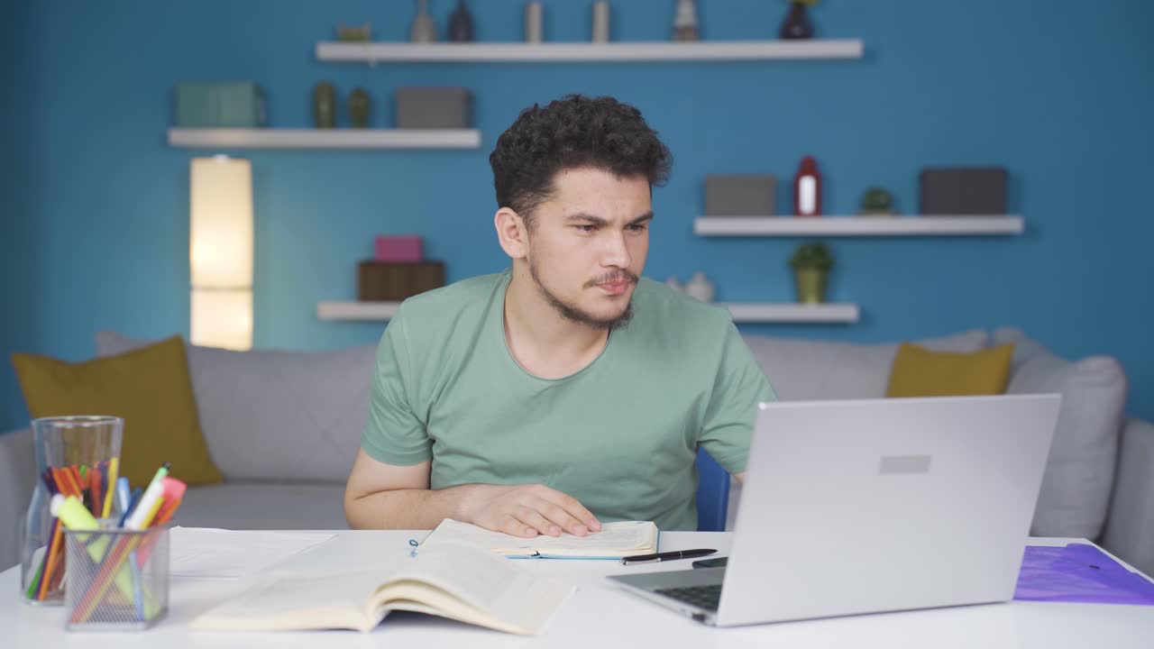 el estudiante masculino exitoso es feliz y lleno de alegría.