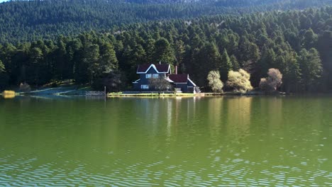 位於土耳其博魯的戈爾丘克湖 (golcuk lake), 周圍有蘇格蘭松樹和杉樹, 每個季節都美麗.