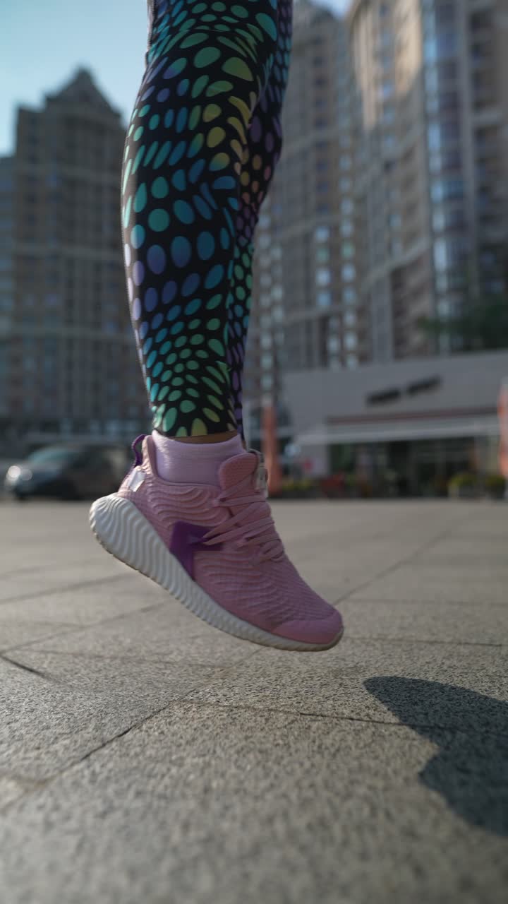 운동화 를 입고 뛰어다니는 여자