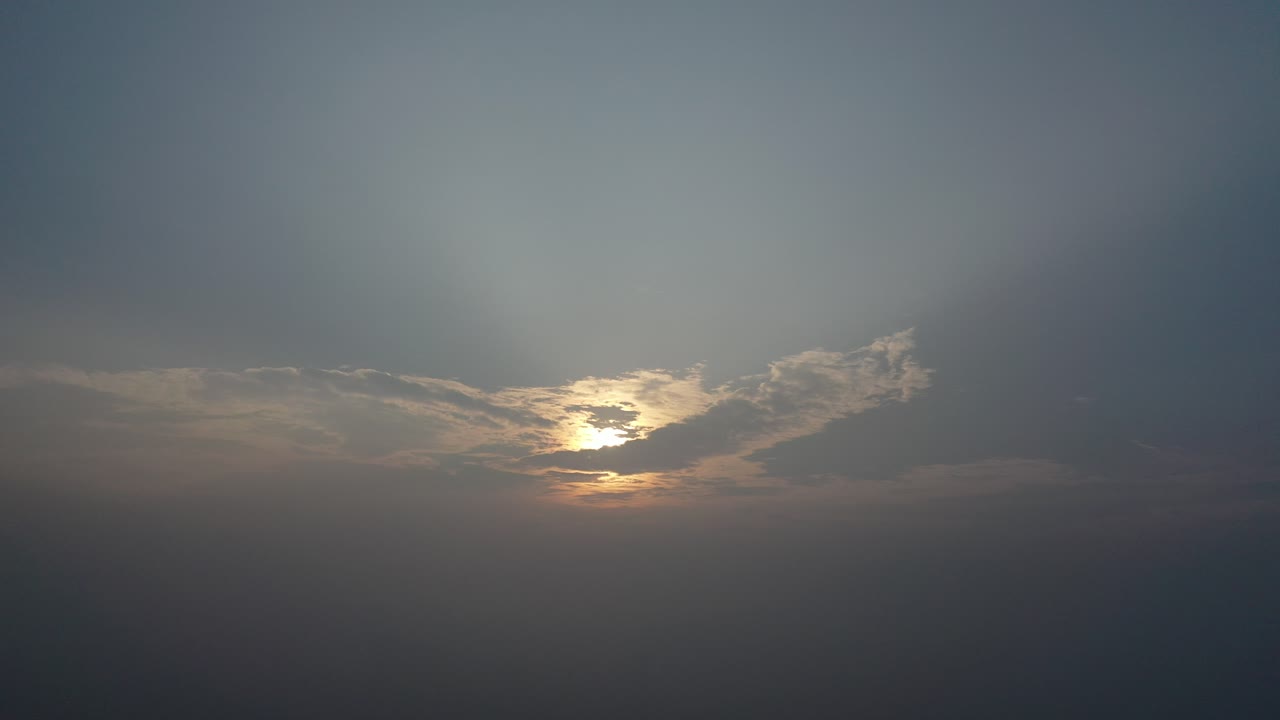 해가 뜨거나 해가 지면 구름이 가득한 하늘