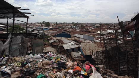 Großer-Müllhaufen-Und-Blick-Auf-Die-Blechdächer-Von-Kibera