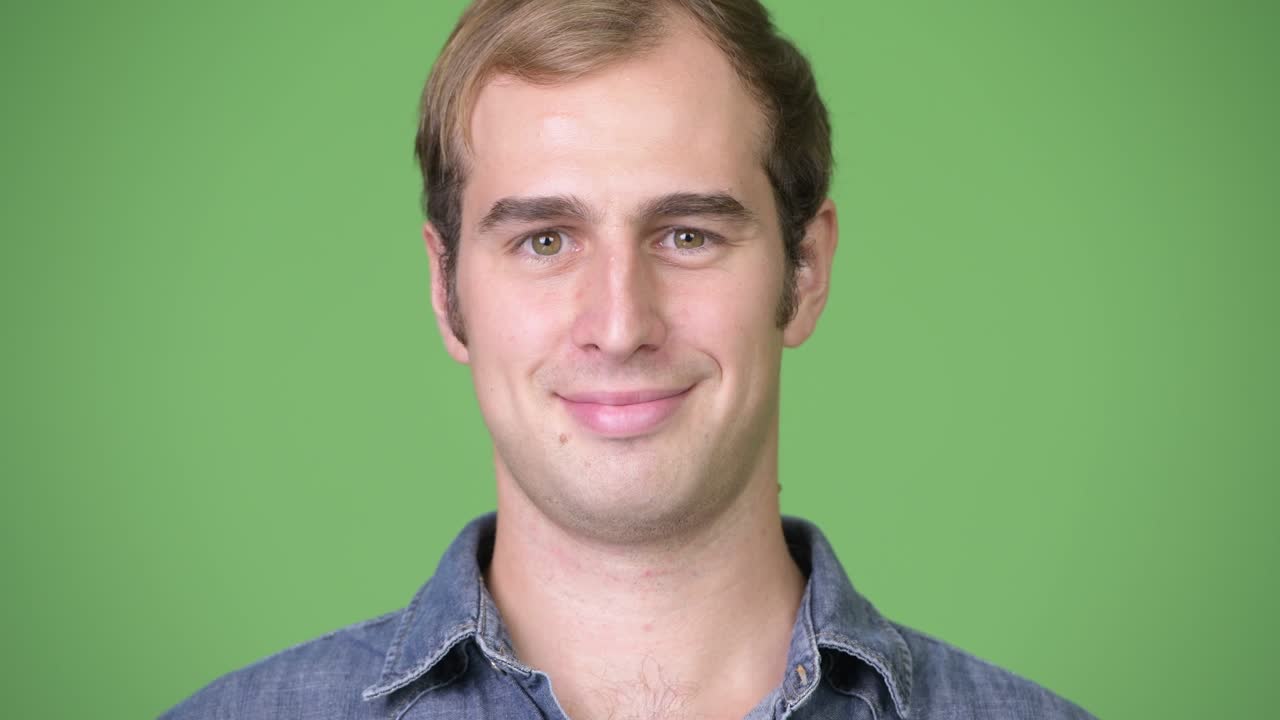 Giovane contro uno sfondo verde