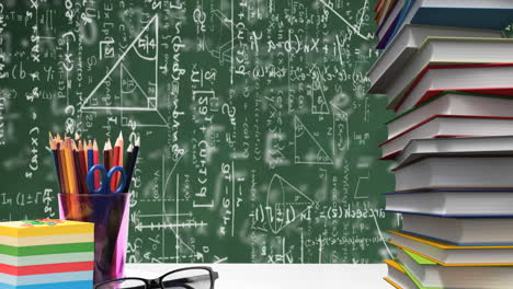 artículos escolares fijos y gafas contra ecuaciones matemáticas flotando sobre un fondo verde