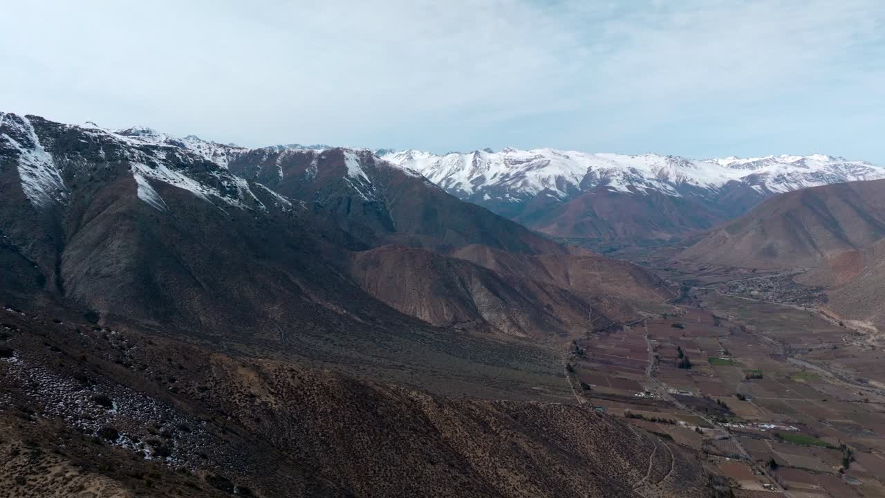 vista aérea panorámica camión a la izquierda de las montañas nevadas de los andes, norte de chile