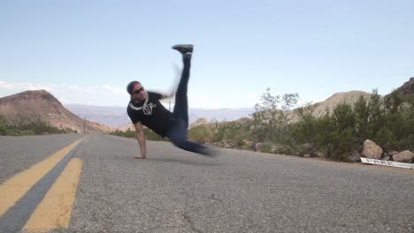 bailarín de breakdance en el camino