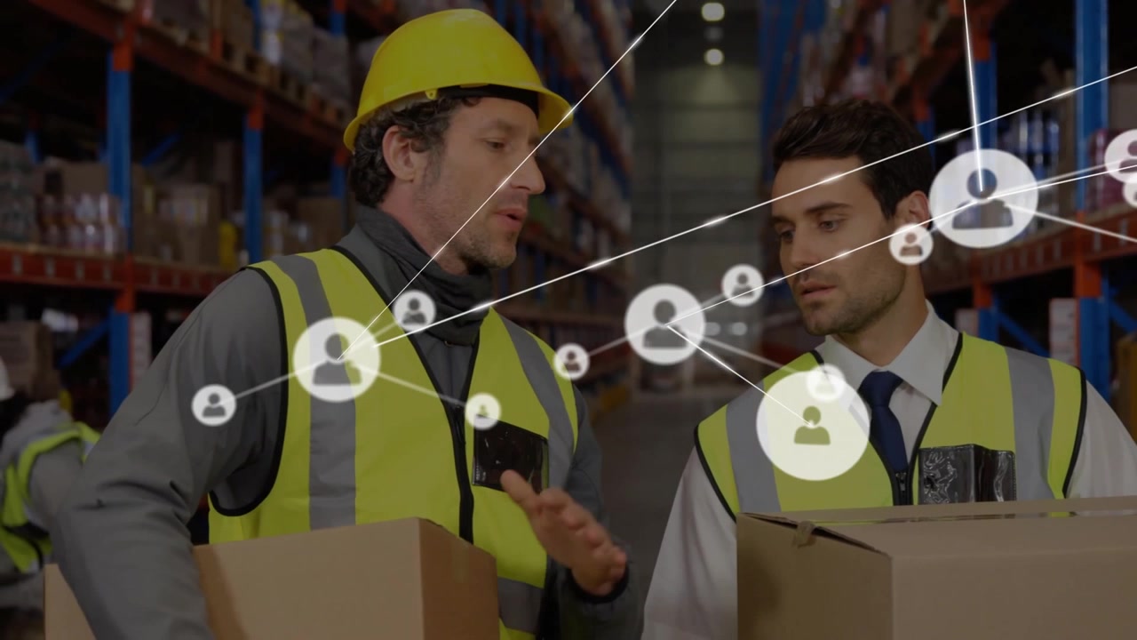 Due lavoratori che caricano cartoni in un corridoio di un magazzino logistico, con una sovrapposizione animata di connettività
