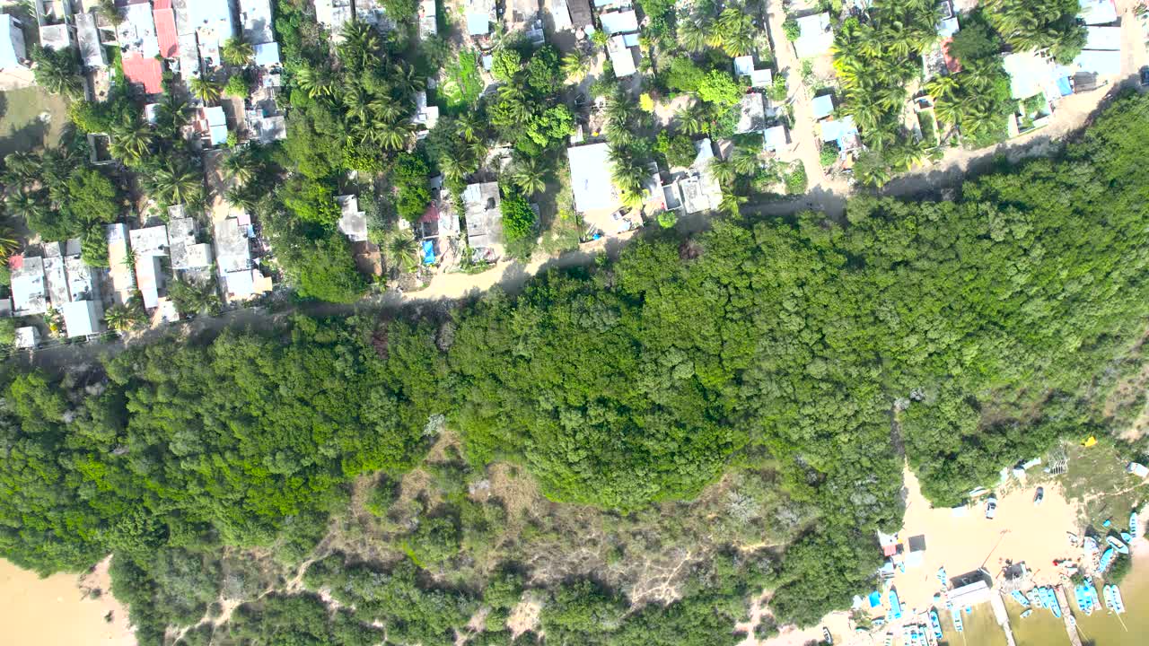 vista aérea aérea de la comunidad de chelem en yucatán méxico y su invasión del manglar