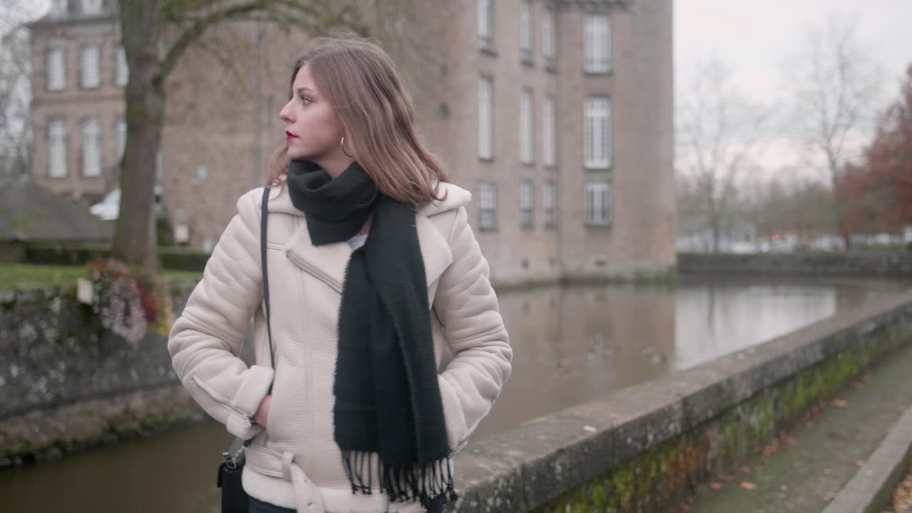 красивая молодая блондинка ждет кого-то