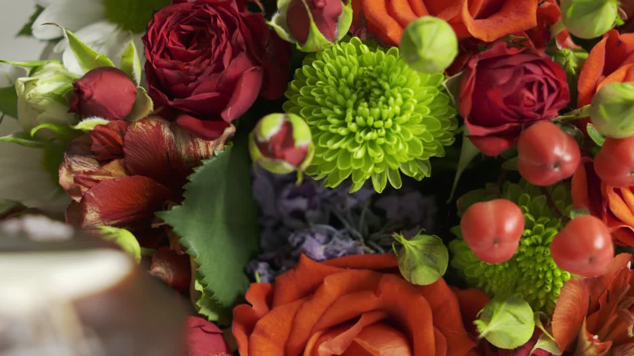 dolly: arreglo de flores y pastel de cumpleaños