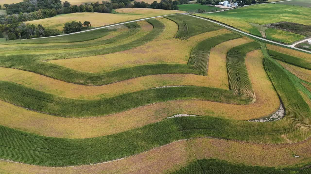 la agricultura de contorno es una práctica que implica la realización de la agricultura a través de la pendiente de un campo