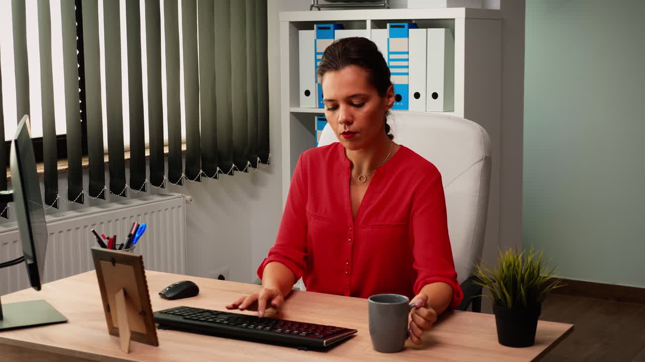 maqueta verde en el teléfono inteligente