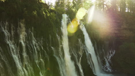 cascada de california en el acantilado en el parque nacional, la luz del sol brilla a través de la lente, plano general