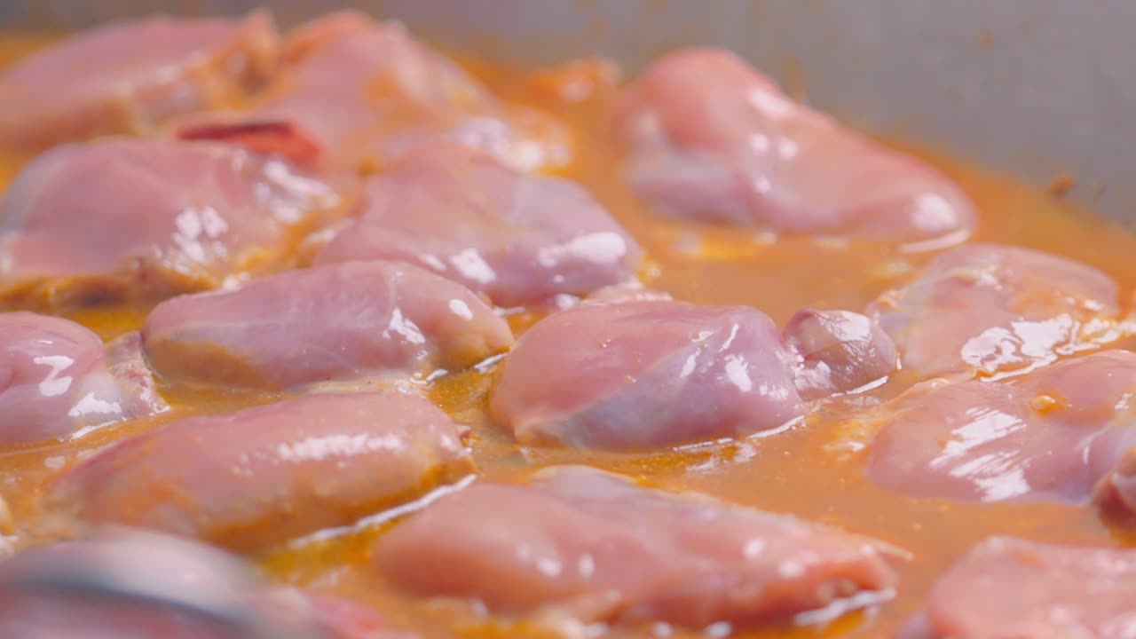cocción lenta de un pollo crudo en una olla grande hecha a mano