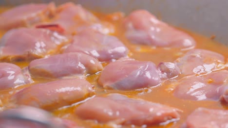 Cocción-Lenta-De-Un-Pollo-Crudo-En-Una-Olla-Grande-Hecha-A-Mano