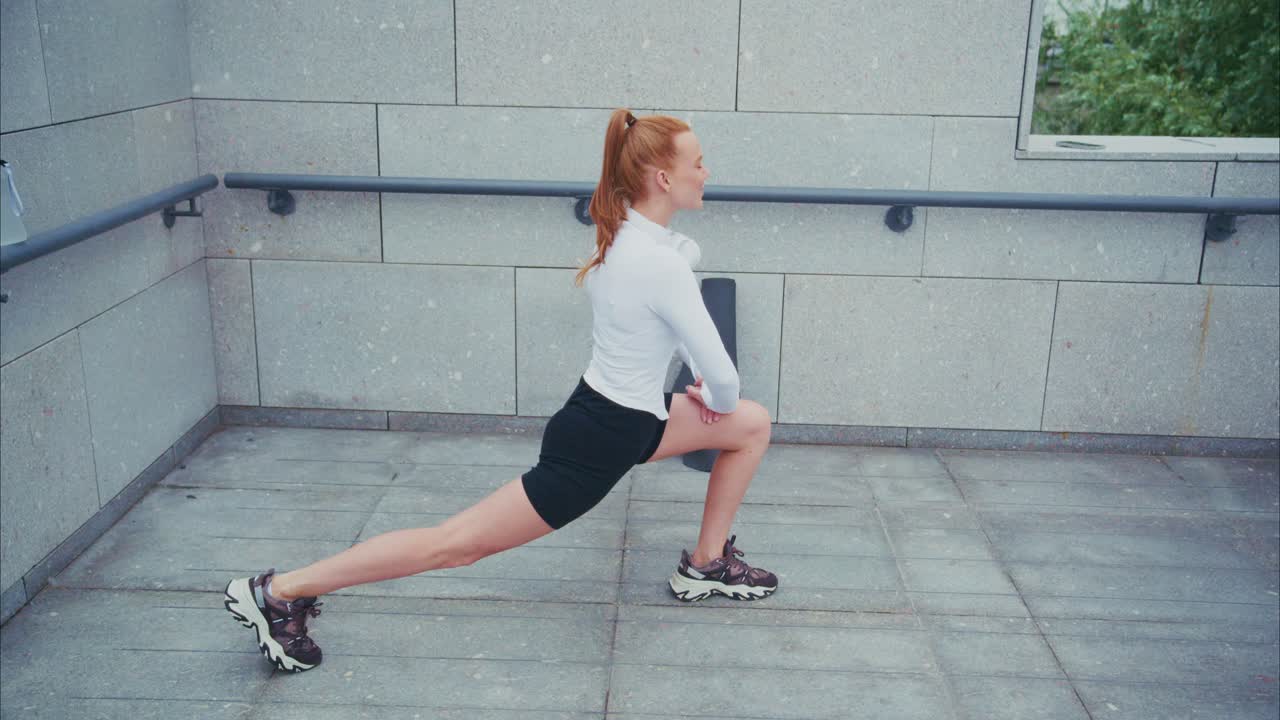 야외에서 스트레칭하는 여자