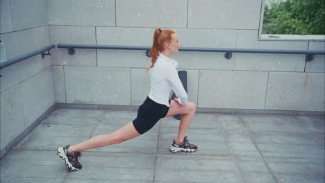 mujer estirándose al aire libre