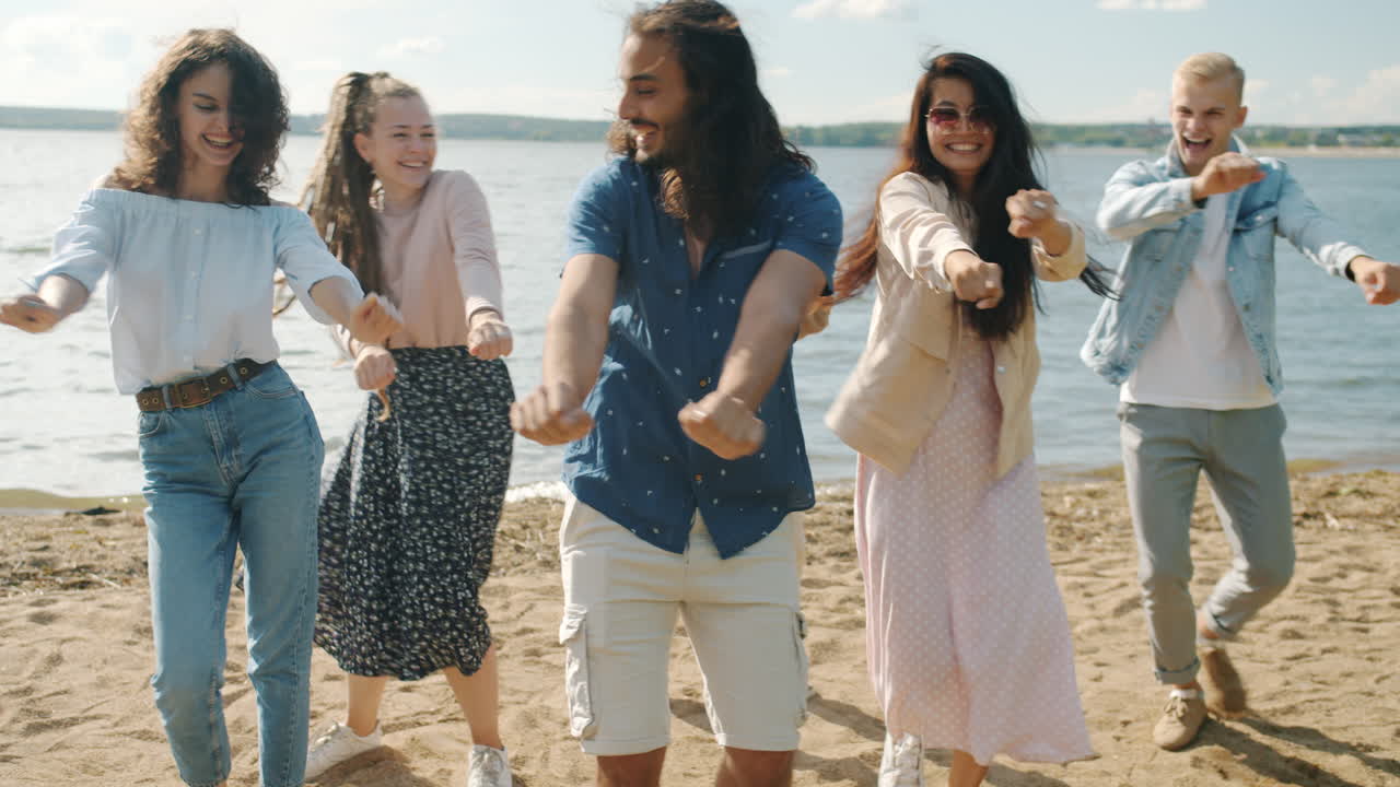 해변에서 춤추는 친구들