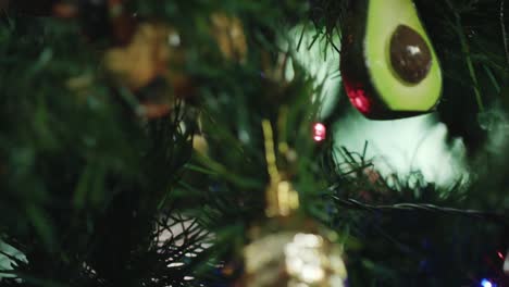 elfo y fresco verano santa adorno de navidad de cerca en un árbol de navidad hermosamente decorado