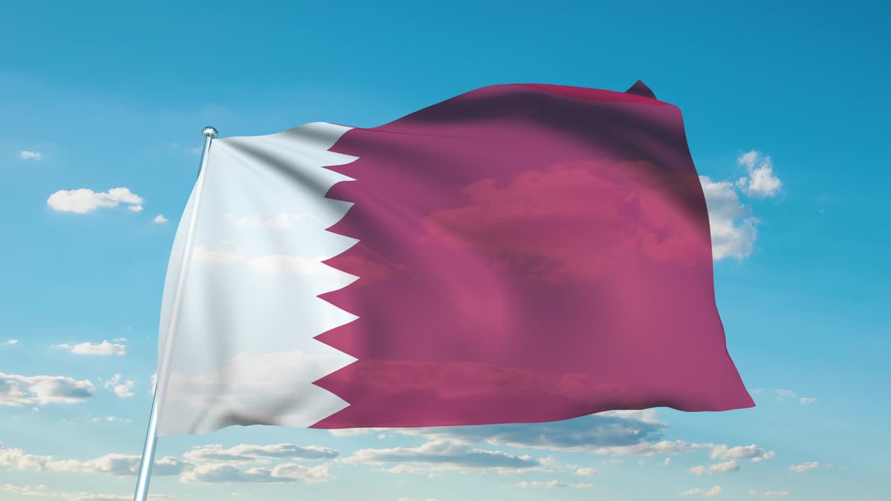 Bandiera del Qatar con struttura in tessuto contro un cielo nuvoloso (ripetibile)