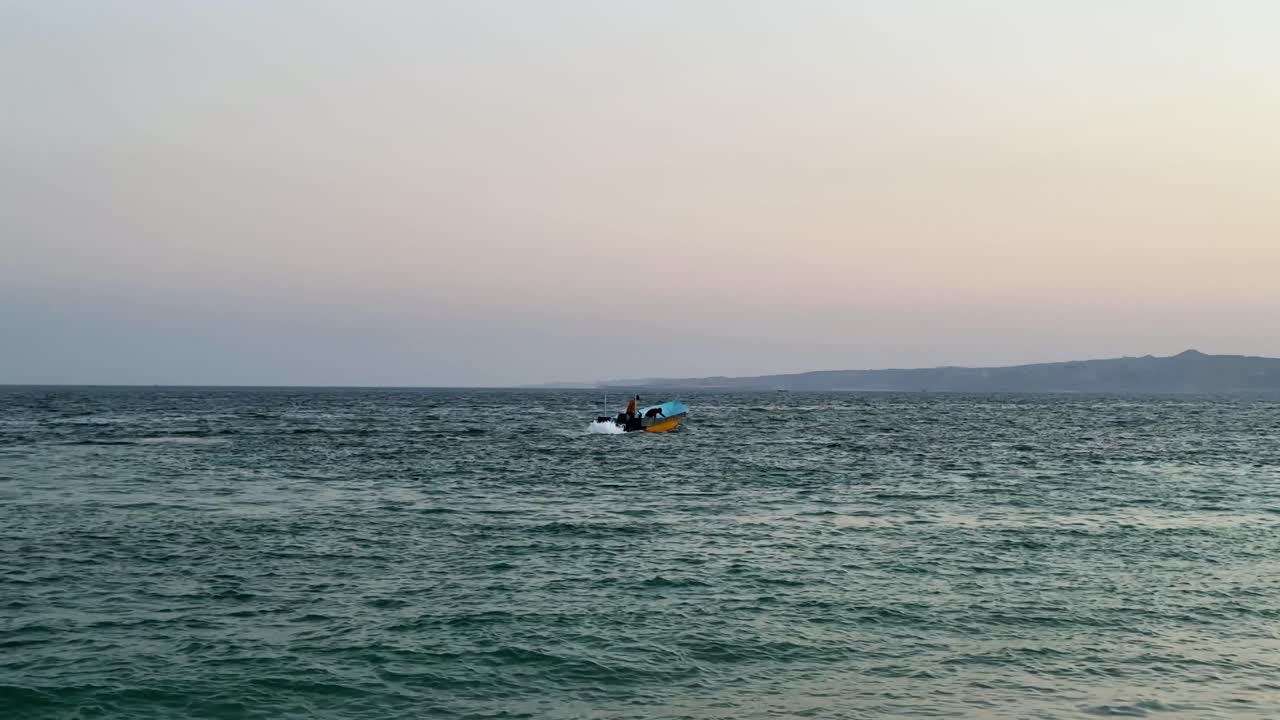 медленно движущаяся рыбацкая лодка ездит по морскому побережью морская вода моторная лодка паромный крейсер в минимальном живописном ландшафте в иране природа панорамный вид на туристическое направление на острове кешм катар путешествие прыжок