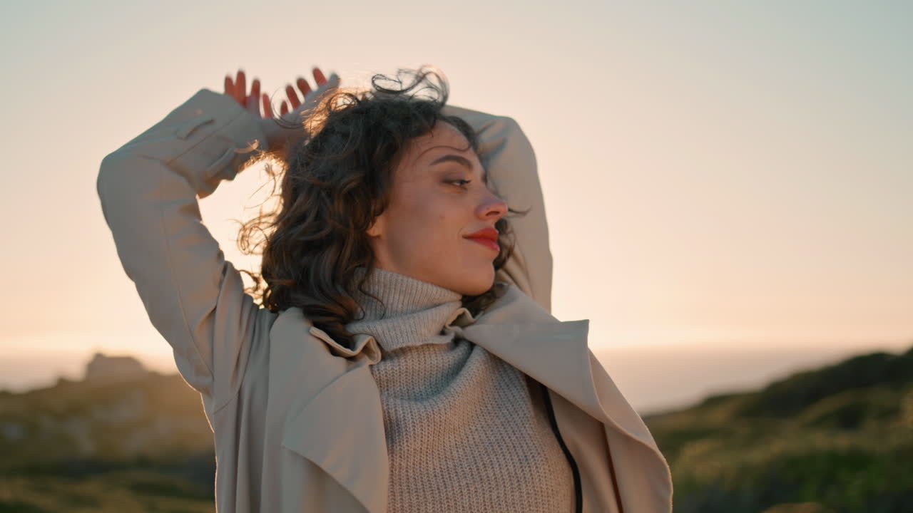 행복한 소녀가 빛을 는 클로즈업. 매력적인 여성 실루 뷰 카메라