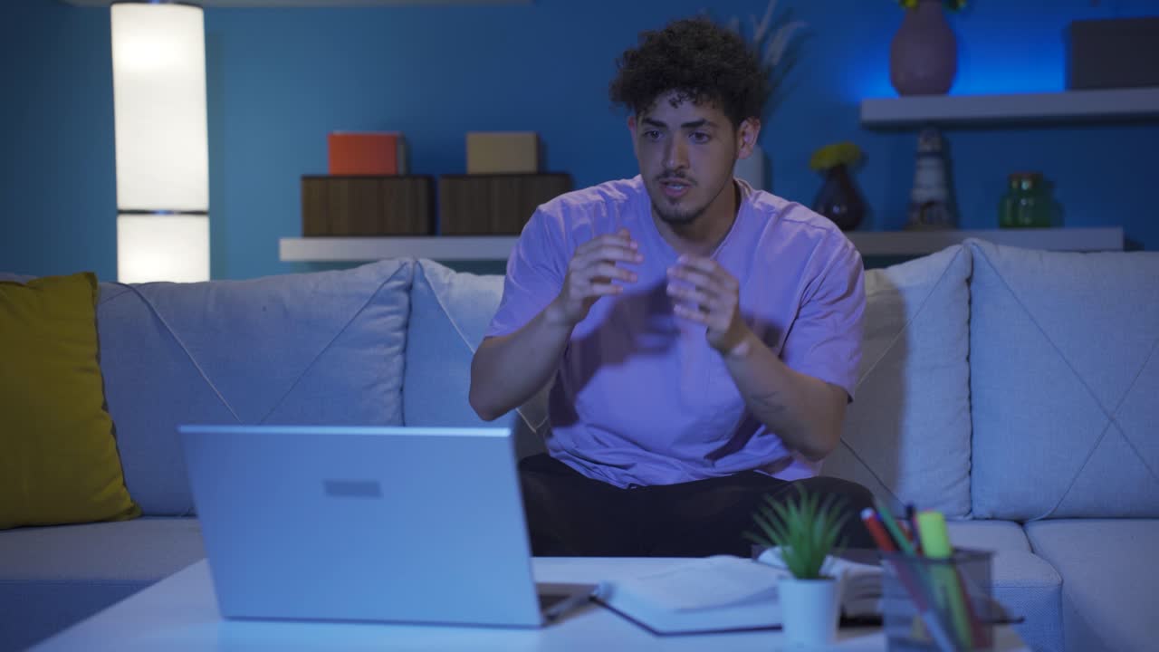 un joven viendo una película está asustado.