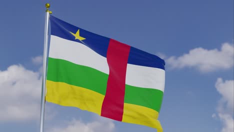 Bandera-De-La-República-Centroafricana-Moviéndose-En-El-Viento-Con-Un-Cielo-Azul-Claro-En-El-Fondo,-Nubes-Moviéndose-Lentamente,-Asta-De-Bandera,-Cámara-Lenta