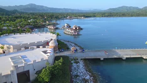 Volando-Sobre-El-Muelle-Hacia-Los-Salones-Y-Cabañas-En-El-Puerto-De-Cruceros-De-Amber-Cove-En-Puerto-Plata,-República-Dominicana