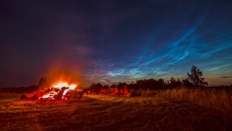 tiempo de fuego durante la noche de campamento con cielo de fuego azul y personas irreconocibles